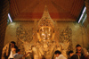 Myanmar - Mandalay: Mahamuni Buddha - bronze statue - brought from Rakhine State in 1784 by King Bodawpaya as spoils of war - photo by W.Allgwer - Die Mahanuni-Statue in der gleichnamigen Pagode ist die mit Abstand meistverehrte Figur Myanmars und zhlt