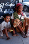 Myanmar - Mandalay: homeless and unemployed mother with her child by the roadside - photo by W.Allgwer - Arbeitslose Mutter mit ihrem Sohn am Strassenrand. Das soziale Netz in Myanmar ist grobmaschig, weshalb viele hilfsbedrftige Menschen weit unter dem