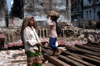 Myanmar - Yangon: female day labourers at a construction site - photo by W.Allgwer - Vor allem die in die Stdte gezogene Landbevlkerung mu sich anfangs oft den Lebensunterhalt als Tagelhnerin bzw. Tagelhner verdienen. Die Arbeitsbedingungen sind har