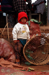 Myanmar - Kalaw - Shan State: child with basket - photo by W.Allgwer - In Myanmar sind 50% der Einwohner jnger als zwanzig Jahre. Kinderarbeit ist offiziell verboten, wird aber oft praktiziert. Fr junge Myanmaren besteht vom 6. bis 10. Lebensjahr Schul