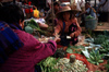 Myanmar - Kalaw - Shan State: making a sale - market - people - Asia - photo by W.Allgwer - Geschfte unter Frauen, burmesische Hndlerinnen in Kalaw - ein typisches Bild vom Marktgeschehen. Auf dem alle fnf Tage stattfindenden Markt kommen die Menschen