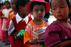 Myanmar - Kalaw - Shan State: children with offers for the festival of light - photo by W.Allgwer - Kinder bringen Opfergaben ins Kloster. Es ist gleichzeitig eine Danksagung an die Mnche, welche in Myanmar oftmals einen groen Teil der schulischen Ausb