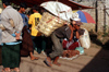Myanmar - Kalaw - Shan State: day labourer carrying goods at the market - photo by W.Allgwer - Vor allem die in die Stdte gezogene Landbevlkerung mu sich anfangs oft den Lebensunterhalt als Tagelhnerin bzw. Tagelhner verdienen. Die Arbeitsbedingungen