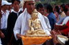 Myanmar - Kalaw - Shan State: Buddhist procession - photo by W.Allgwer - Eine Buddhastatue wird whrend des Lichterfests feierlich durch Kalaw getragen.