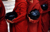 Myanmar - Kalaw - Shan State: monks on the daily food collection run - photo by W.Allgwer - Mnche beim Almosen- oder Bettelgang (Binhabad) mit Almosen- oder Bettelschale (Patta, aber auch Parta). Zu den wichtigsten Vorschriften des vinaya (Ordenszucht)