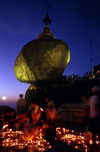 Myanmar - Kyaiktiyo - Mon State: golden rock - light festival - photo by W.Allgwer - Der Goldene Fels mit der darauf befindeten Kyaiktiyo-Pagode ist eine der heiligsten buddhistischen Sttten in Myanmar. Whrend dem drei Tage dauernden Lichterfests (Dewa