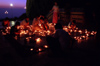 Myanmar - Kyaiktiyo - Mon State: golden rock - light festival - candles - photo by W.Allgwer - Der Goldene Fels mit der darauf befindeten Kyaiktiyo-Pagode ist eine der heiligsten buddhistischen Sttten in Myanmar. Whrend dem drei Tage dauernden Lichterf