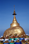 Myanmar - Kyaiktiyo - Mon State: offerings at the golden rock - coconuts - photo by W.Allgwer - Der Goldene Fels mit der darauf befindeten Kyaiktiyo-Pagode ist eine der heiligsten buddhistischen Sttten in Myanmar. Im Vordergrund Opfergaben von Glubigen