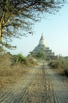 Myanmar / Burma - Bagan / Pagan (Mandalay division): dirt road leading to Shwe-san-daw pagoda - zedi - stupa - religion - Buddhism (J.Kaman)