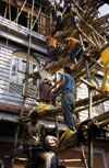 Nepal - Pokhara: construction site - teamwork and bamboo scaffolding - photo by W.Allgwer