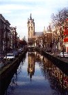 Netherlands - Delft (Zuid-Holland): sagging tower of the Old Church (Oude Kerk) (photo by Miguel Torres)