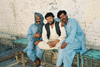 Pakistan - Quetta - Baluchistan: three Pakistani in their national costume, the Shalwar-kameez / Trojice Pkistnc v tradinm odvu alvr kamz - Kvta - photo by J.Kaman