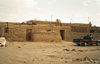 Pakistan - Mirjave - Baluchistan: mud-brick building - photo by J.Kaman