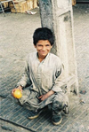 Pakistan - Quetta - Baluchistan / Balochistan: Baloch boy with an orange - the city is famous for its fruit / Kluk s pomeranem - Kvta - photo by J.Kaman