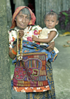 Panama - comarca Kuna Yala - San Blas Islands - Achutupo island: Kuna woman with a toddler / mujer con nio - photo by A.Walkinshaw