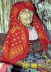 Panama - comarca Kuna Yala - San Blas Islands - Achutupo island: old Kuna lady - photo by A.Walkinshaw