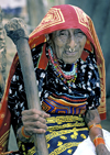 Panama - comarca Kuna Yala - San Blas Islands: woman with a pestle - photo by A.Walkinshaw