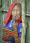 Panama - comarca Kuna Yala - San Blas Islands: Kuna woman - mola and pipe - photo by A.Walkinshaw