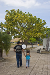 Panama City / Ciudad de Panama: man strolling with his daughter - balloon - Amador Causeway - photo by H.Olarte