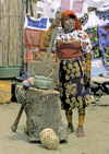 Panama - comarca Kuna Yala - San Blas Islands: Kuna woman and mortar to make corn flour - photo by A.Walkinshaw