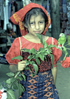 Panama - comarca Kuna Yala - San Blas Islands: Kuna girl with parrot - photo by A.Walkinshaw