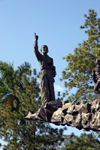 Panama City / Ciudad de Panama: statue at Dr. Arnulfo Arias Madrid Memorial - pointing at the sky, Balboa - photo by H.Olarte