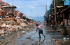 Manila city, Philippines - street sweeper - Slums and shanty towns - photo by B.Henry