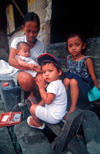 Manila city, Philippines - mother and children - Slums and shanty towns - photo by B.Henry
