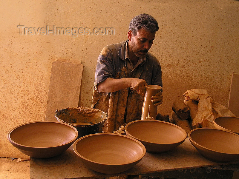algeria124: Algeria / Algerie - M'chouneche - Biskra wilaya: pottery workshop - potter at work - photo by J.Kaman - atelier de poterie - le tournage - le potier façonne l'objet sur le tour - (c) Travel-Images.com - Stock Photography agency - Image Bank