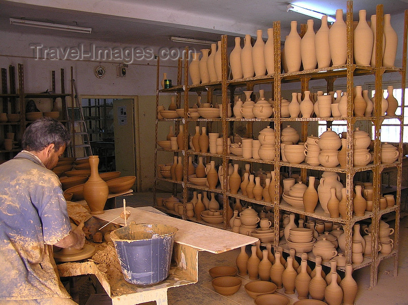 algeria125: Algeria / Algerie - M'chouneche - Biskra wilaya: pottery workshop - potter and his work - photo by J.Kaman - potier et objets prêts - (c) Travel-Images.com - Stock Photography agency - Image Bank