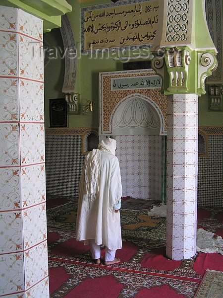 algeria49: Algeria / Algerie - Tamellaht - El Oued wilaya: the mosque of Sidi El Hajj Ali - man at the mihrab - Qibla - photo by J.Kaman - mosquée de Sidi Hajj Ali - homme au mihrab - Qibla - (c) Travel-Images.com - Stock Photography agency - Image Bank