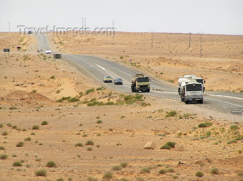 algeria69: Algeria / Algerie - Sahara: road across the desert - photo by J.Kaman - route à travers le désert - (c) Travel-Images.com - Stock Photography agency - Image Bank
