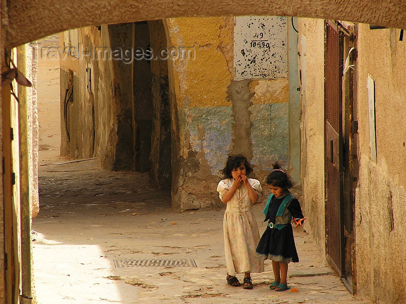 algeria79: Algeria / Algerie - M'zab - Ghardaïa wilaya: girls in the backstreets of Ghardaia - photo by J.Kaman - filles dans une ruelle de Ghardaia - (c) Travel-Images.com - Stock Photography agency - Image Bank