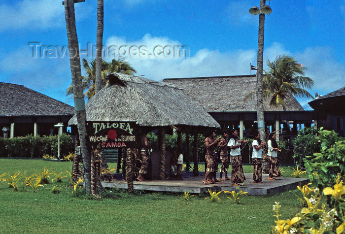 american-samoa1: Pago Pago, American Samoa: welcome at the airport - Samoan dancers and 'Talofa' the Samoan national greeting - photo by G.Frysinger - (c) Travel-Images.com - Stock Photography agency - Image Bank