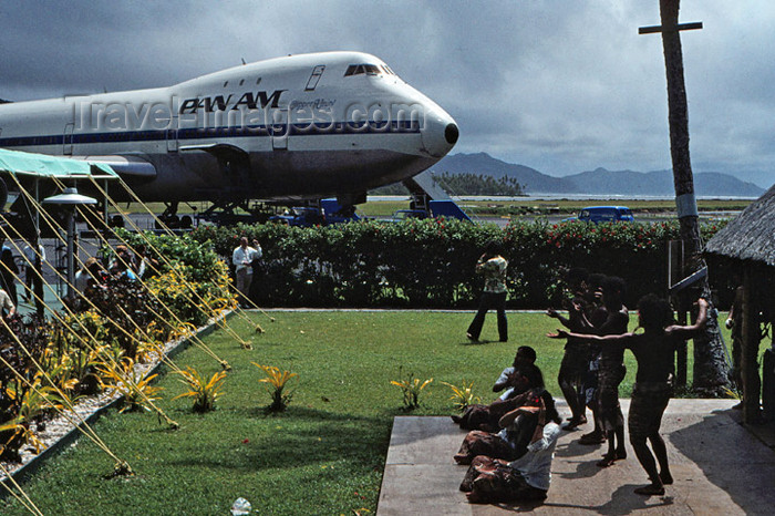american-samoa2: Pago Pago, American Samoa: dancers and Pan-Am Boeing 747 at the airport - photo by G.Frysinger - (c) Travel-Images.com - Stock Photography agency - Image Bank