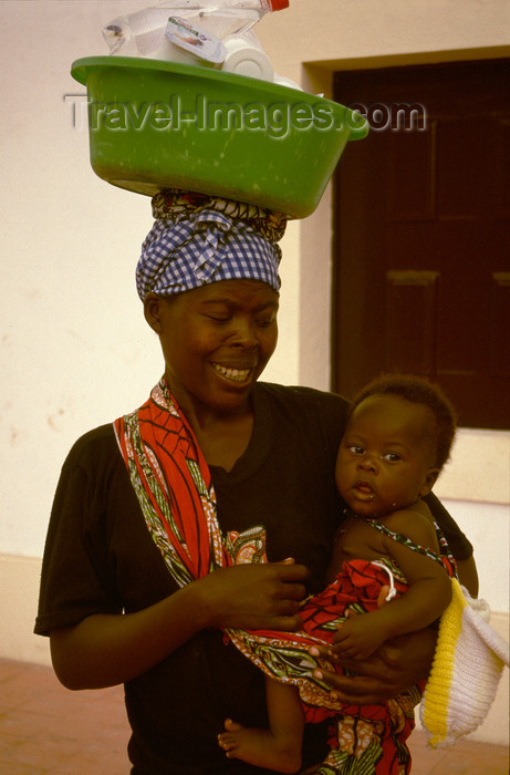angola15: Angola - Luanda - woman with baby carrying large bowl on her head -  mulher com bebé ao colo e alguidar na cabeça - images of Africa by F.Rigaud - (c) Travel-Images.com - Stock Photography agency - Image Bank