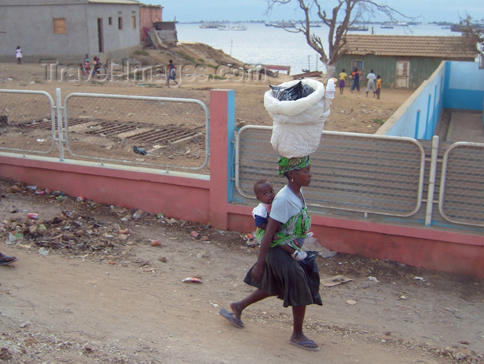 angola2: Angola - Luanda: woman on the move / mulher com bébé e carga na cabeça - photo by A.Parissis - (c) Travel-Images.com - Stock Photography agency - Image Bank