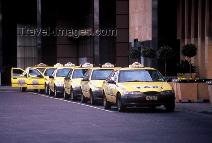 australia113: Australia - Melbourne (Victoria): taxi cabs - Silver top taxis - photo by Picture Tasmania/Steve Lovegrove - (c) Travel-Images.com - Stock Photography agency - Image Bank