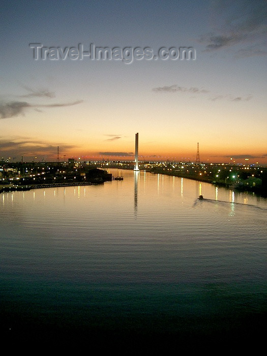 australia154: Australia - Melbourne (Victoria): Sunset on the Yarra River - Bolte Bridge - Docklands - part of the CityLink system of tollroads - photo by Luca Dal Bo - (c) Travel-Images.com - Stock Photography agency - Image Bank