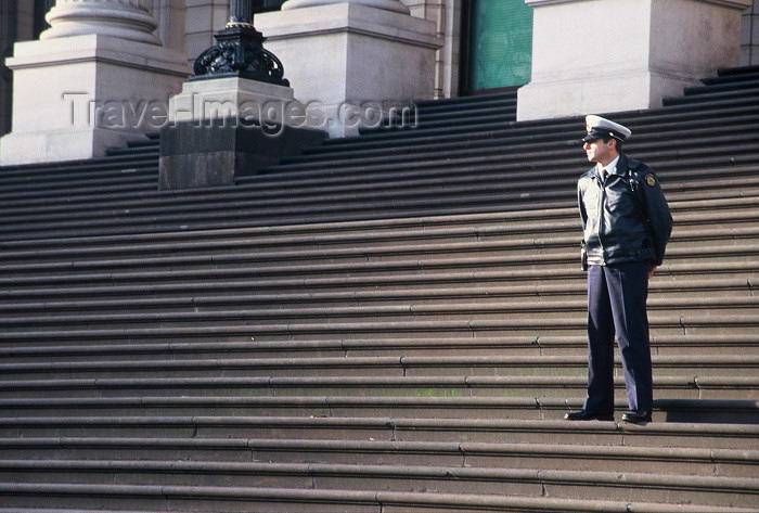 australia216: Australia - Melbourne (Victoria): policeman standing guard - Victoria Parliament house - photo by  Picture Tasmania/Steve Lovegrove - (c) Travel-Images.com - Stock Photography agency - Image Bank