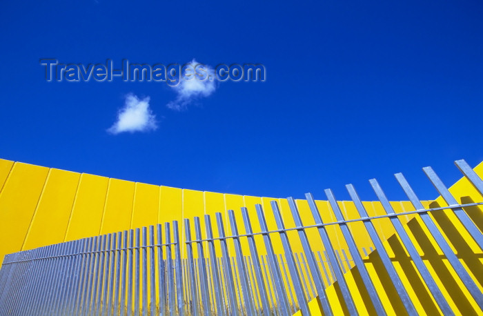 australia546: Australia - Melbourne (Victoria): abstract - fence against yellow background and sky - photo by  Picture Tasmania/Steve Lovegrove - (c) Travel-Images.com - Stock Photography agency - Image Bank