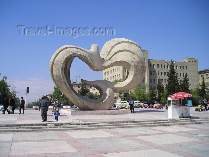 azer118: Azerbaijan - Sumgait - Sumqayit Sahari: friendship monument - a peace dove II (photo by F.MacLachlan) - (c) Travel-Images.com - Stock Photography agency - Image Bank