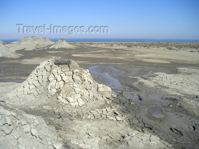 azer129: Azerbaijan - Gobustan / Qobustan / Kobustan: mud volcanos - the landscape (photo by  Fiona MacLachlan) - (c) Travel-Images.com - Stock Photography agency - Image Bank
