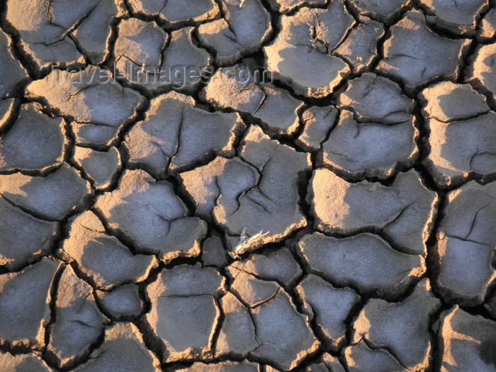 azer152: Azerbaijan - Gobustan / Qobustan / Kobustan: cracked dry mud - mud volcano area - photo by Austin Kilroy - (c) Travel-Images.com - Stock Photography agency - Image Bank