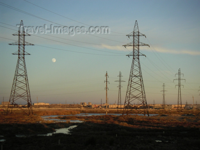 azer153: Azerbaijan - Surakhany / Suraxani - Absheron peninsula: electricity pylons - electricity network - photo by Austin Kilroy - (c) Travel-Images.com - Stock Photography agency - Image Bank