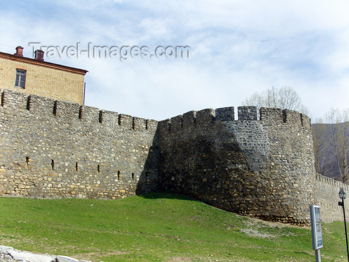 azer440: Sheki / Shaki - Azerbaijan: walls of the 'new' Sheki Fortress, built by Sheki khan Gadzhi Chelebi  - photo by N.Mahmudova - (c) Travel-Images.com - Stock Photography agency - Image Bank