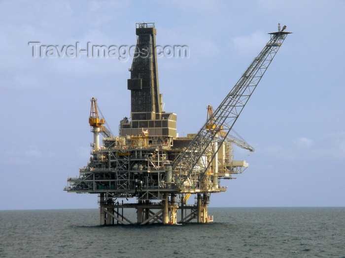 azer538: Caspian sea: Production, Drilling and Quarters (PDQ) platform - West Azeri (WA) section of the Azeri-Chirag-Guneshli (ACG) oil field, connected to the Sangachal terminal - photo by J.Fitzpatrick - (c) Travel-Images.com - Stock Photography agency - Image Bank