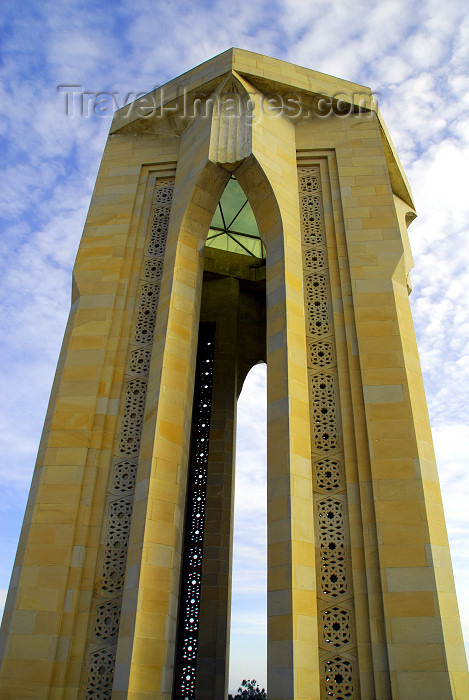 azer91: Azerbaijan - Baku: monument on Martyrs' Lane - from the base - Shahidlar Hiyabany - photo by M.Torres - (c) Travel-Images.com - Stock Photography agency - Image Bank