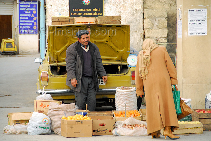 azer97: Azerbaijan - Baku: selling fruit from a car boot - near Baku State University - photo by  M.Torres - (c) Travel-Images.com - Stock Photography agency - Image Bank