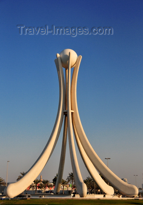 bahrain55: Manama, Bahrain: Pearl Monument marks the north-western corner of central Manama - erected in 1982 on the occasion of the third summit of the Gulf Cooperation Council, demolished in 2011 following the Bahraini uprising - Pearl Roundabout or Lulu Roundabout - photo by M.Torres - (c) Travel-Images.com - Stock Photography agency - Image Bank
